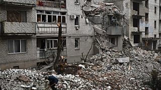 Herszoni utcakép az orosz bombázások után.
