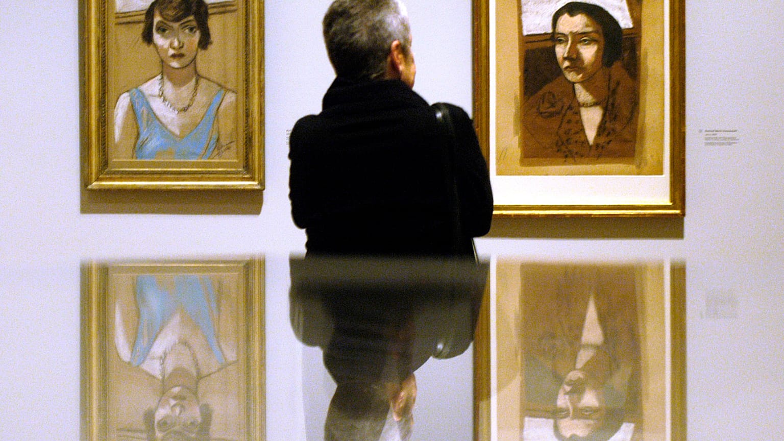 زائر ينظر إلى لوحات ماكس بيكمان في Kunsthalle Schirn يوم الخميس 2 أبريل2017.