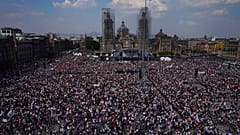 Vue aérienne de la manifestation emmenée par le président mexicain, le 27 novembre 2022 à Mexico