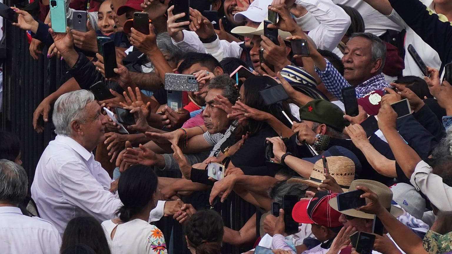 El presidente de México, Andrés Manuel López Obrador, saluda a sus simpatizantes en Ciudad de México, el domingo 27 de noviembre de 2022.