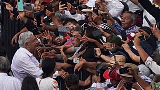 El presidente de México, Andrés Manuel López Obrador, saluda a sus simpatizantes en Ciudad de México, el domingo 27 de noviembre de 2022.