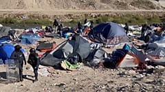 Fuerzas antidisturbios destruyen el campamento improvisado ubicado cerca del paso fronterizo entre México y Estados Unidos en el estado de Chihuahua. 