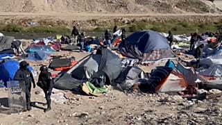 Fuerzas antidisturbios destruyen el campamento improvisado ubicado cerca del paso fronterizo entre México y Estados Unidos en el estado de Chihuahua.