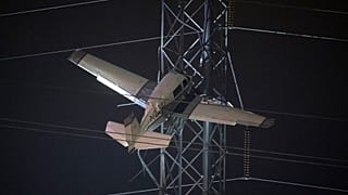 ABD'de yüksek gerilim hattına çarpan uçak 30 metre yüksekte asılı kaldı