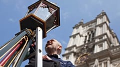 Wartung einer Gaslaterne in London vor der königlichen Hochzeit zwischen Prinz William und seiner Kate im April 2011
