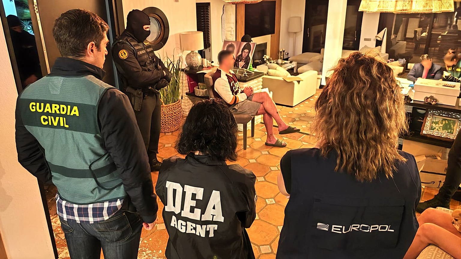 Agents de la Guardia Civil, de la DEA et d'Europol lors d'une interpellation (lieu et date non précisés) dans le cadre de l'opération "Lumière du désert" 