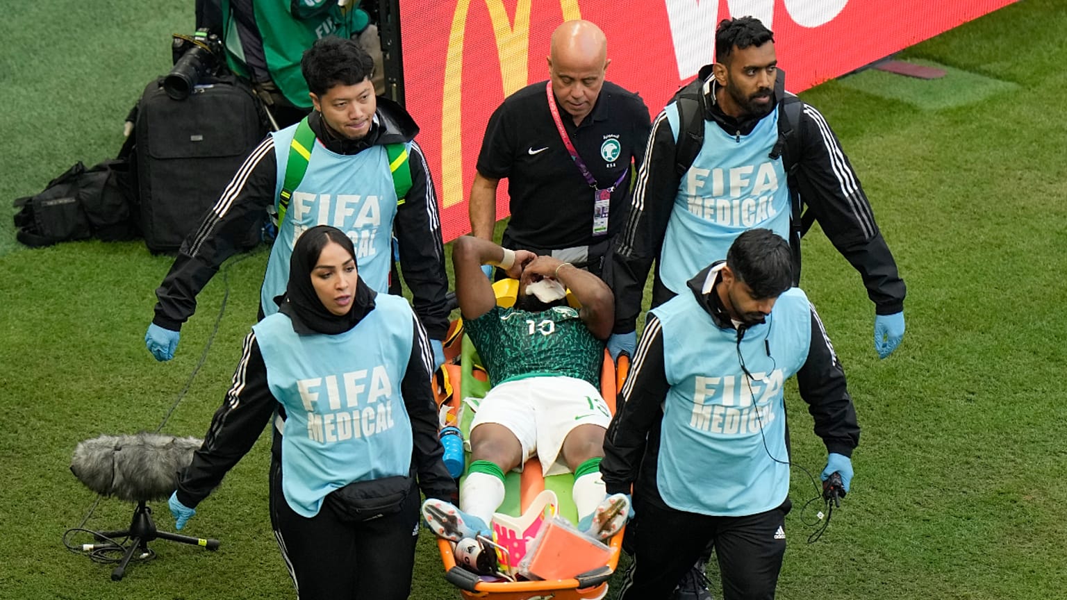 الشهراني بعد إصابته خلال مواجهة الأرجنتين