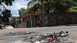 Des élèves quittent l'école près des décombres, à Mtsapere Bonovo après des affrontements de bandes rivales - 21.11.2022