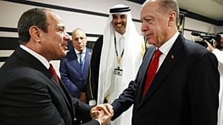 Ρετζέπ Ταγίπ Ερντογάν και Φατάχ αλ Σίσι ανταλλάσσουν χειραψία σε συνάντησή τους στο Κατάρ