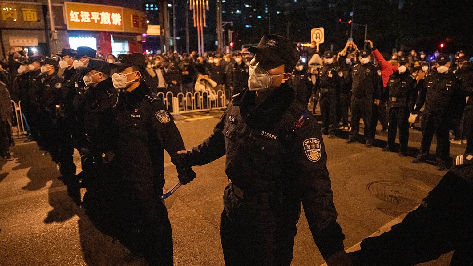 Çin polisi protestocuların yürüyüşünü engelliyor