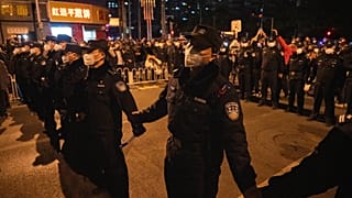 Çin polisi protestocuların yürüyüşünü engelliyor