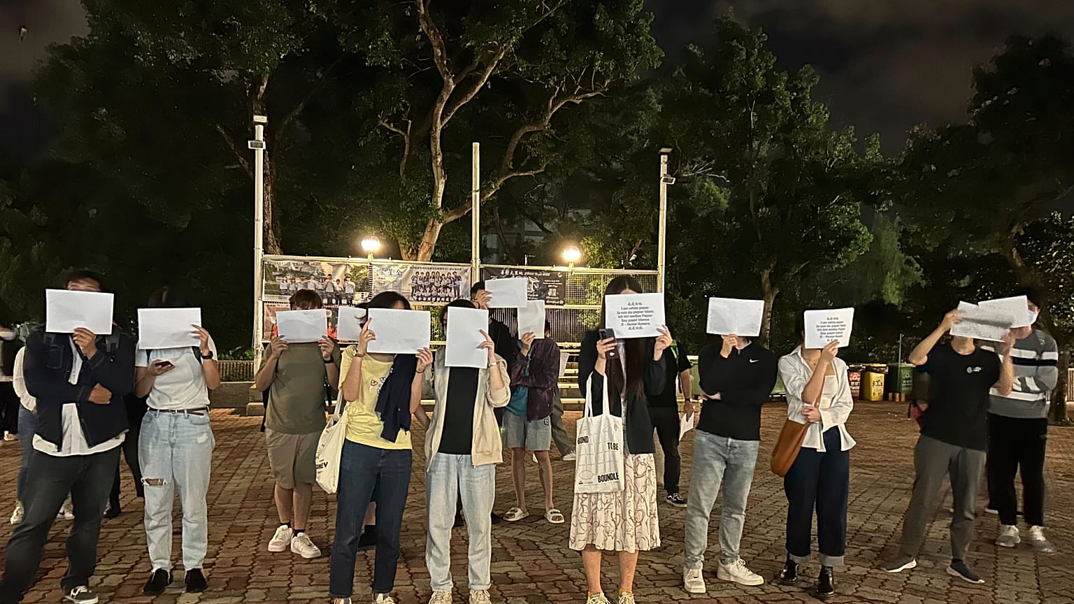 من المظاهرات في الصين ضدّ الإجراءات الحكومية التي يحملونها مسؤولية حريق أودى بحياة 10 أشخاص 