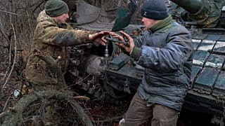 La milice populaire de la région de Donetsk sous contrôle russe réparent un char T-72 endommagé lors des combats dans le Donetsk le 28 novembre.