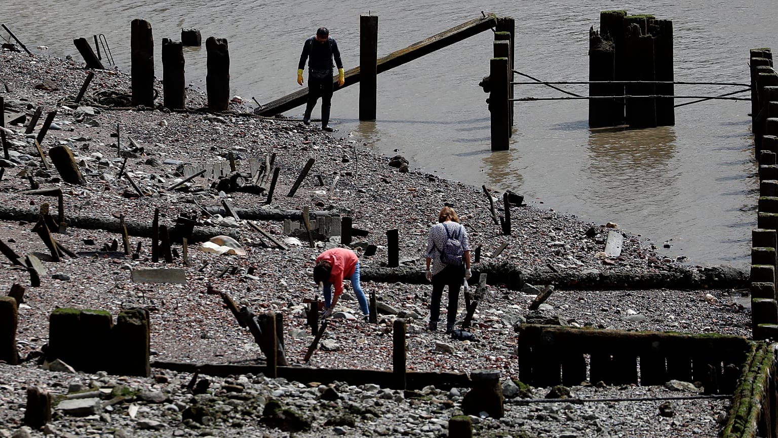 Mudlarks bei der Ausübung ihres Hobbys am Themse-Ufer in London