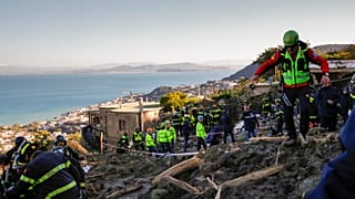 Mentőcsapatok kutatnak eltűntek után az olaszországi Ischia szigetén.