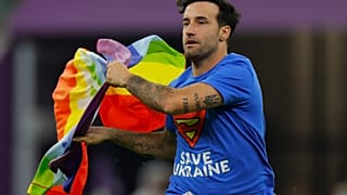 Марио Ферри по прозвищу "Il falco" с радужным флагом на поле катарского стадиона Лусаил, 28 ноября 2022 г.
