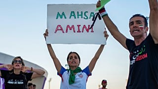 امرأة تحمل لافتة كتب عليها اسم مهسا أميني خلال احتجاج بعد مباراة ضمن المجموعة الثانية في كأس العالم بين ويلز وإيران، قطر، الجمعة 25 نوفمبر 2022