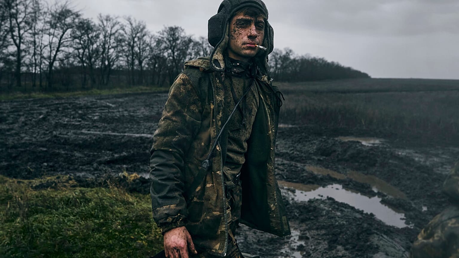 Un soldado ucraniano fuma cerca de un tanque ruso T-80 en la región de Donetsk, Ucrania, el martes 22 de noviembre de 2022