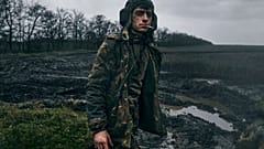 Ein ukrainischer Soldat an einem erbeuteten russischen Panzer an der Frontlinie in der Region Donezk
