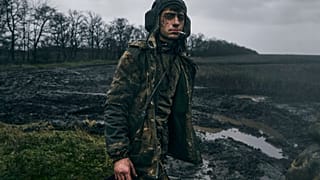 Ein ukrainischer Soldat an einem erbeuteten russischen Panzer an der Frontlinie in der Region Donezk