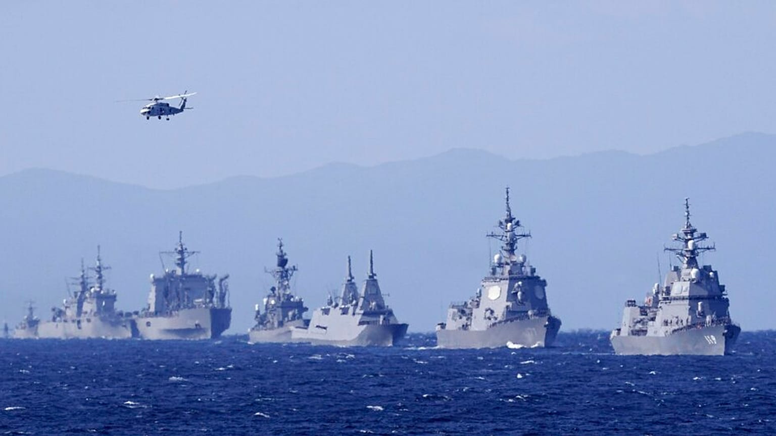 Japonya Öz Savunma Kuvvetleri Donanma gücüne bağlı destroyeri Asahi (sağda) ve diğer savaş gemileri 