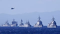 Japonya Öz Savunma Kuvvetleri Donanma gücüne bağlı destroyeri Asahi (sağda) ve diğer savaş gemileri 