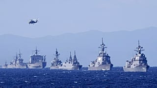 Japonya Öz Savunma Kuvvetleri Donanma gücüne bağlı destroyeri Asahi (sağda) ve diğer savaş gemileri
