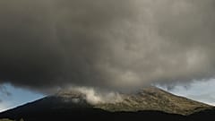 Nubes y gases rodean el volcán Chaparrastique en San Jorge, El Salvador.
