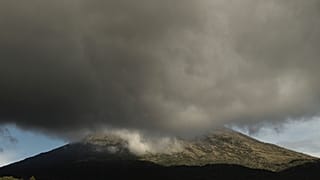 Nubes y gases rodean el volcán Chaparrastique en San Jorge, El Salvador.