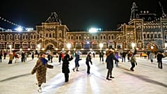 Des personnes patinent sur la patinoire ouverte sur la Place Rouge à Moscou, Russie, lundi 28 novembre 2022.