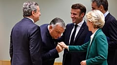 Orbán Viktor magyar miniszterelnök az EU-csúcson Ursula von der Leyen bizottsági elnökkel, mellette Emmanuel Macron francia elnök és Mario Draghi akkori olasz kormányfő   
