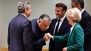 Orbán Viktor magyar miniszterelnök az EU-csúcson Ursula von der Leyen bizottsági elnökkel, mellette Emmanuel Macron francia elnök és Mario Draghi akkori olasz kormányfő   