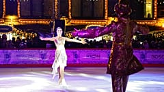 Espectáculo de patinaje en la pista de la Plaza Roja de Moscú