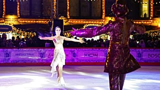 Espectáculo de patinaje en la pista de la Plaza Roja de Moscú