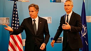 Ο υπουργός Εξωτερικών των ΗΠΑ Antony Blinken με τον Γενικό Γραμματέα του ΝΑΤΟ Jens Stoltenberg στο Βουκουρέστι,