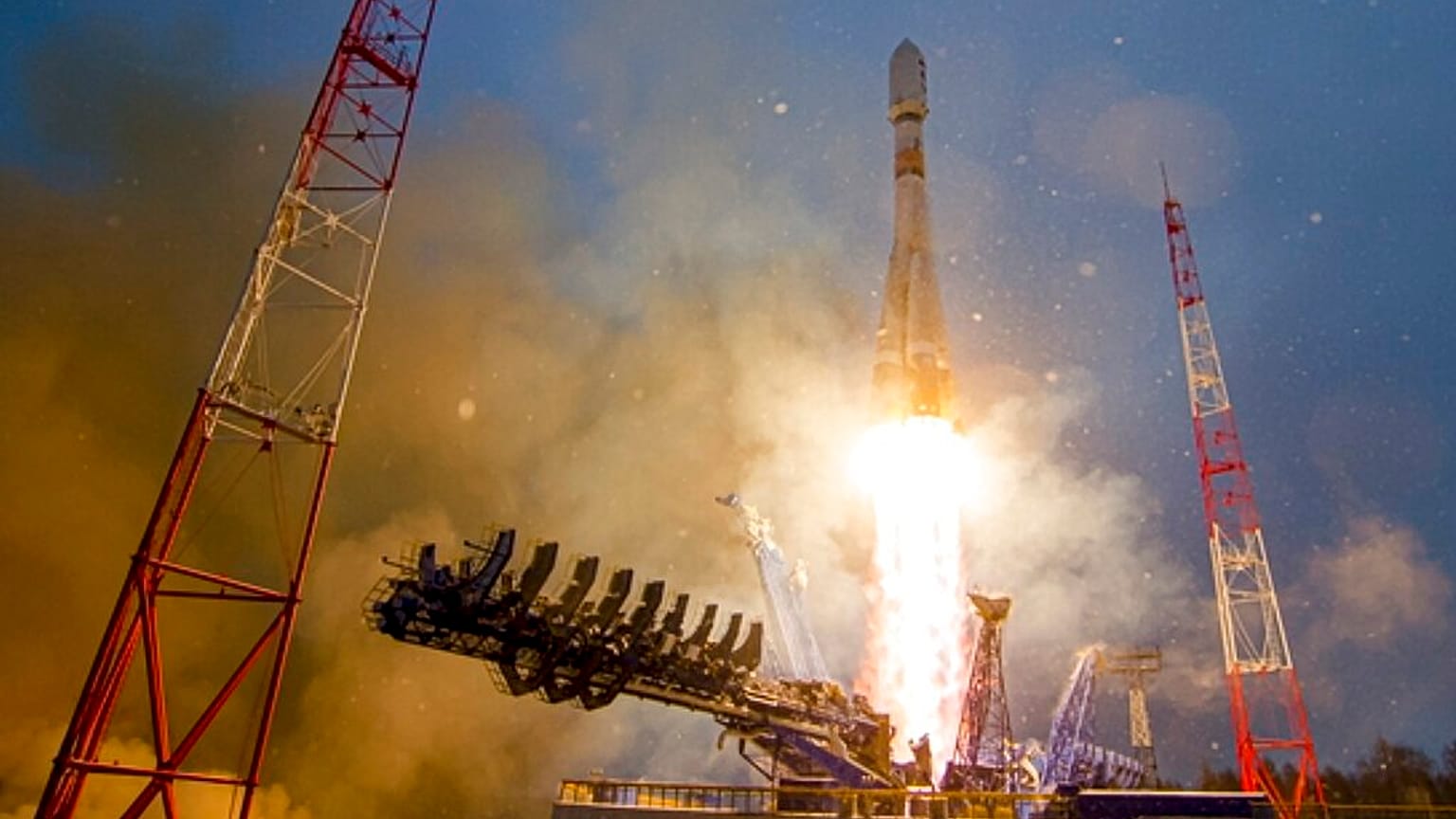 Eine Sojus-2.1b-Trägerrakete der russischen Luft- und Raumfahrtkräfte mit einem Militärsatelliten startet vom Kosmodrom Plesetsk in der Region Archangelsk