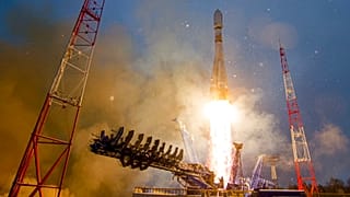 Eine Sojus-2.1b-Trägerrakete der russischen Luft- und Raumfahrtkräfte mit einem Militärsatelliten startet vom Kosmodrom Plesetsk in der Region Archangelsk