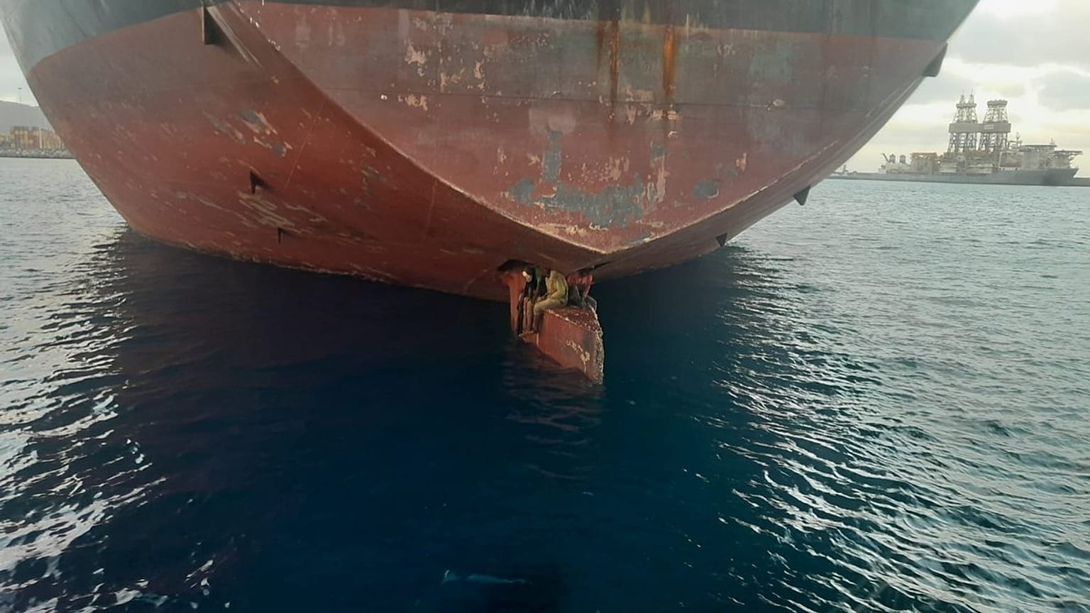La imagen de los tres hombres localizados en la pala del timón de un buque rescatados por la Salvamar Nunki.