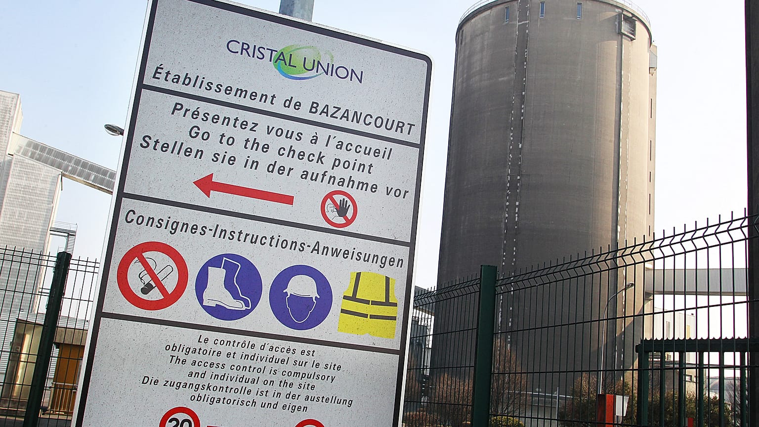 Archive - Affiche de sécurité sur le site d'une sucrerie en Franceoù deux employés étaient décédés d'un accident du travail, mars 2012
