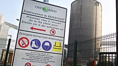Archive - Affiche de sécurité sur le site d'une sucrerie en Franceoù deux employés étaient décédés d'un accident du travail, mars 2012