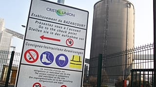 Archive - Affiche de sécurité sur le site d'une sucrerie en Franceoù deux employés étaient décédés d'un accident du travail, mars 2012