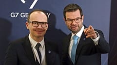 Der deutsche Justizminister Marco Buschmann begrüßt den ukrainischen Justizminister Denys Maljuska zu einem Treffen der G7-Justizminister in Berlin