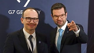 Der deutsche Justizminister Marco Buschmann begrüßt den ukrainischen Justizminister Denys Maljuska zu einem Treffen der G7-Justizminister in Berlin