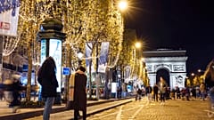 In Paris auf den Champs Elysées Ende November 2022: Eine 9. Welle des Coronavirus In Frankreich?
