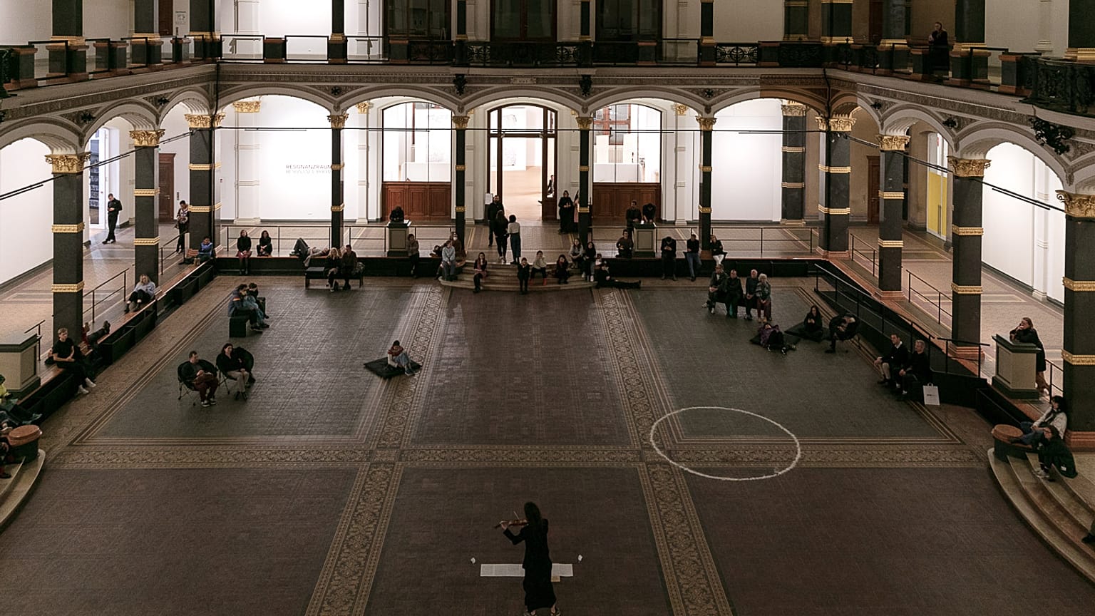 Musik Performance im Lichthof des Gropius Baus 
