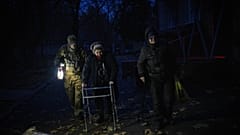 Idős emberek evakuálása az áram, fűtés és víz nélkül maradt Herszonból