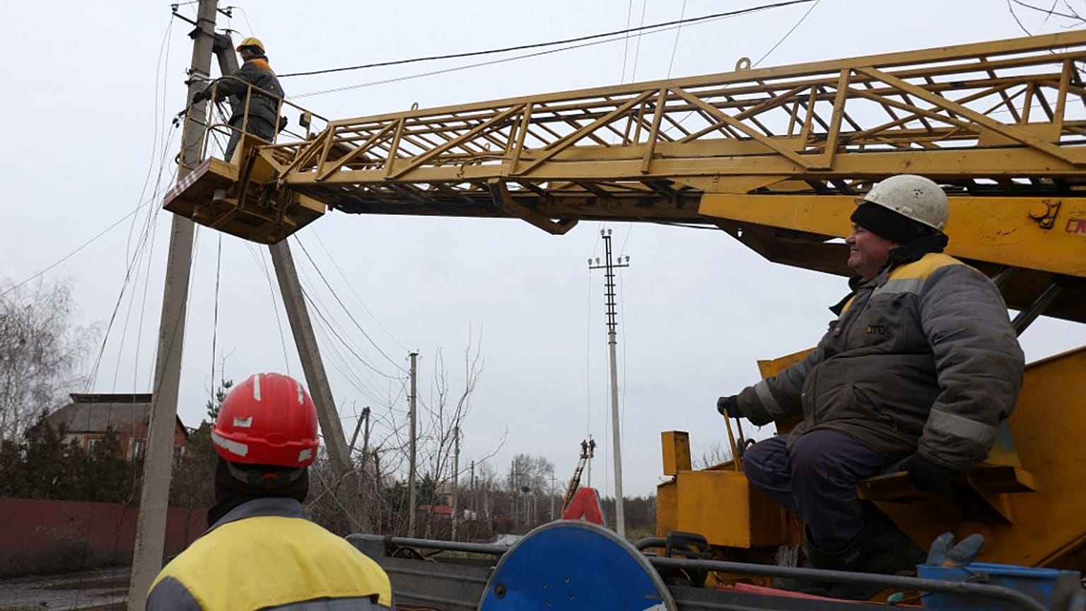 Trabalhadores reparam linhas elétricas na região de Donetsk, Ucrânia.