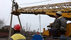 Trabalhadores reparam linhas elétricas na região de Donetsk, Ucrânia.