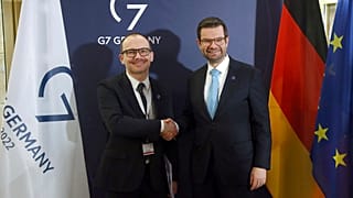 El ministro alemán de Justicia, Marco Buschmann, recibe a Denys Maljuska, a la izquierda, ministro ucraniano de Justicia