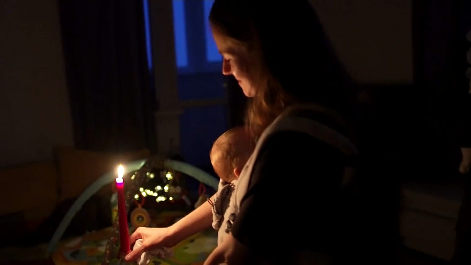 Oleksandra Darmohrai na sua casa, em Kiev, com filho de três meses e sem luz